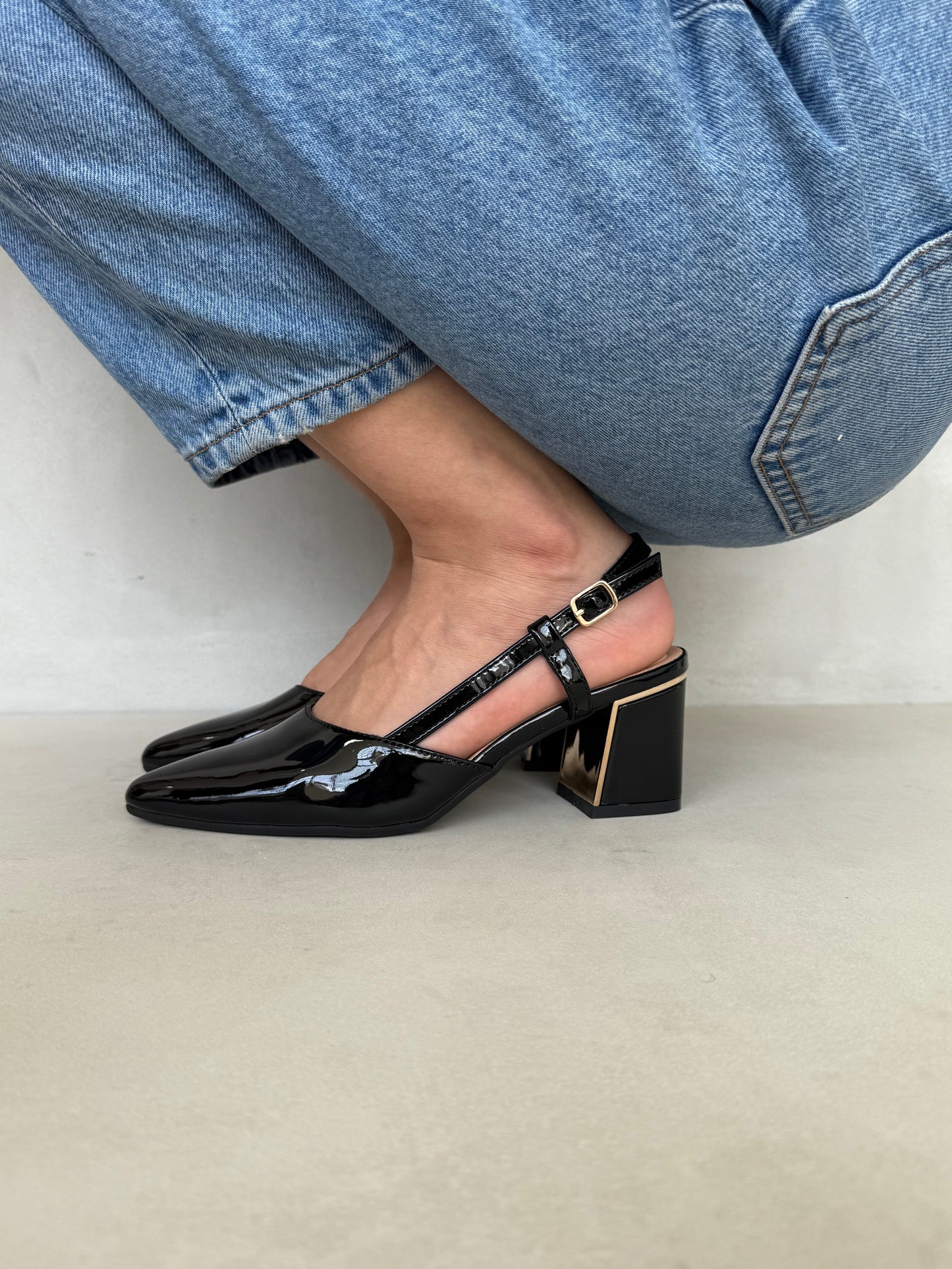 14343 – Zapatos de tacón negro charol con tiras cruzadas para dama