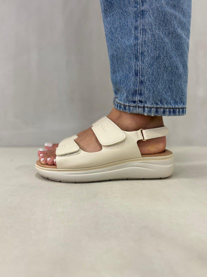14358 – Sandalias Beige con Plataforma Ergonómica y Cierre de Velcro