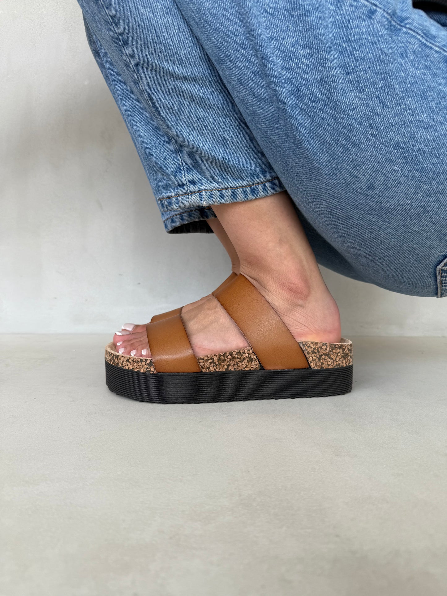 14286 – Sandalias khaki de plataforma con doble correa para dama