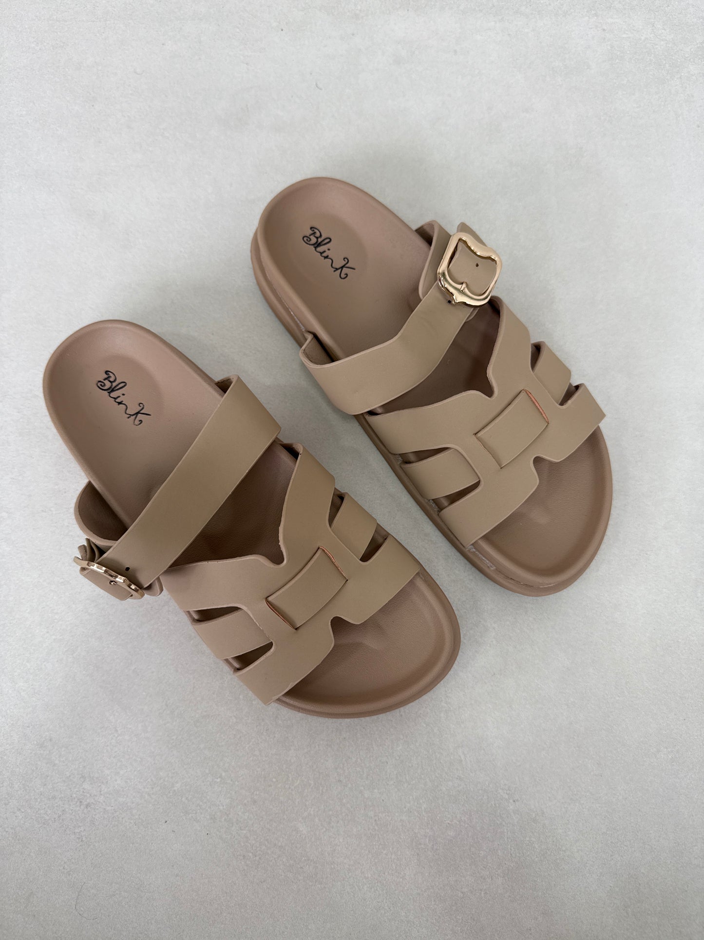 14483 – Sandalias Beige con Hebilla Dorada y Diseño entrelazado