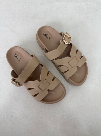 14483 – Sandalias Beige con Hebilla Dorada y Diseño entrelazado
