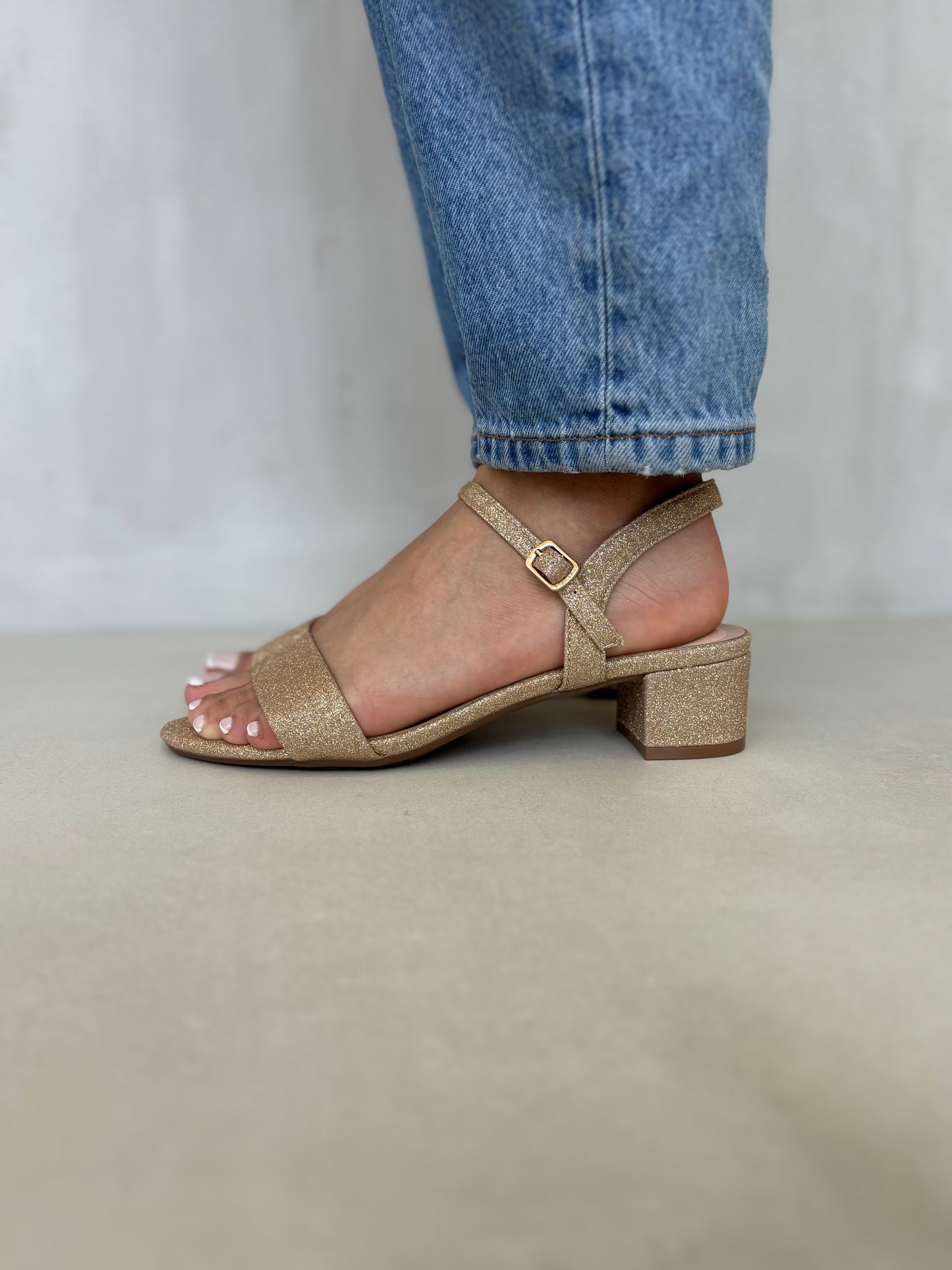 14247 – Sandalias doradas con glitter y tacón bajo para dama