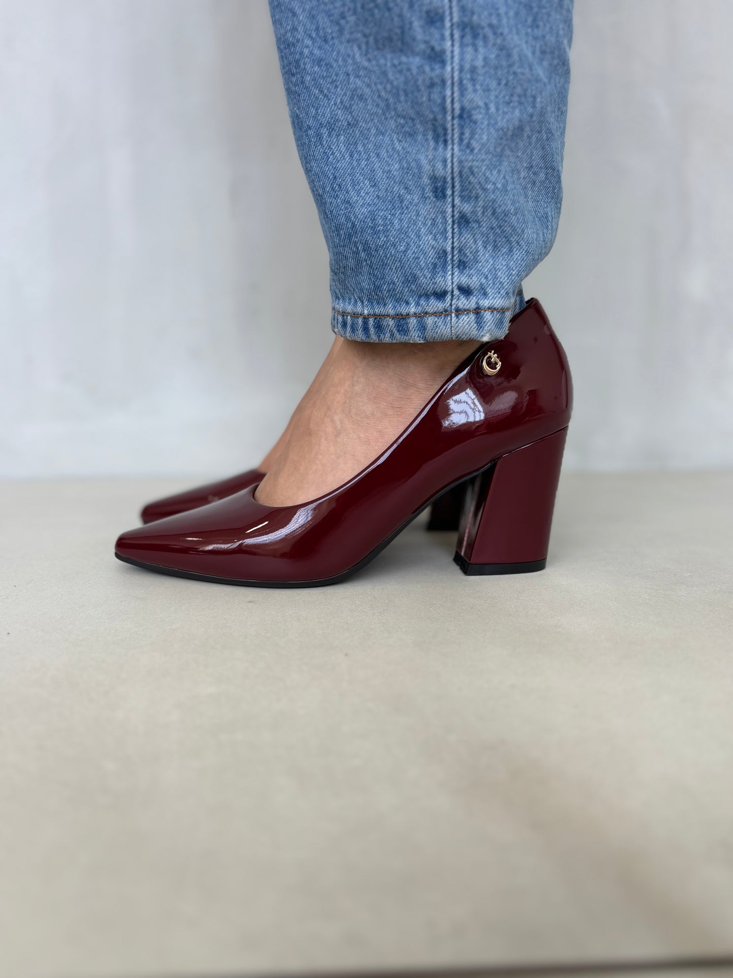 14255 – Zapatos burdeos de charol con tacón alto cuadrado para dama