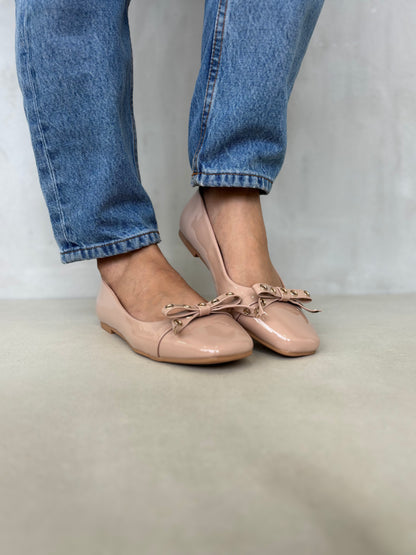 14458 – Bailarinas Beige de Charol con Lazo Frontal