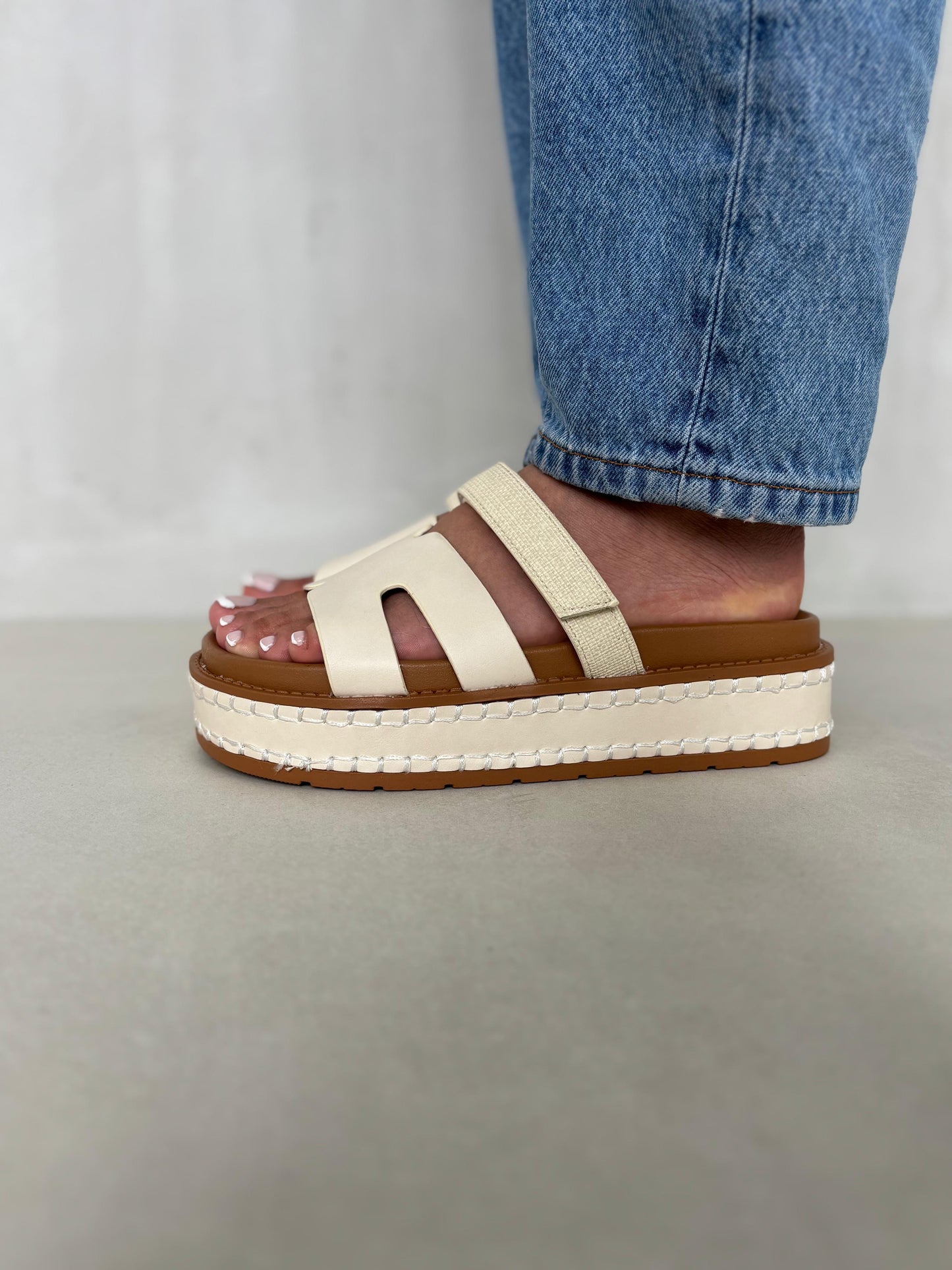 14346 – Sandalias Beige con Plataforma y Detalle Trenzado