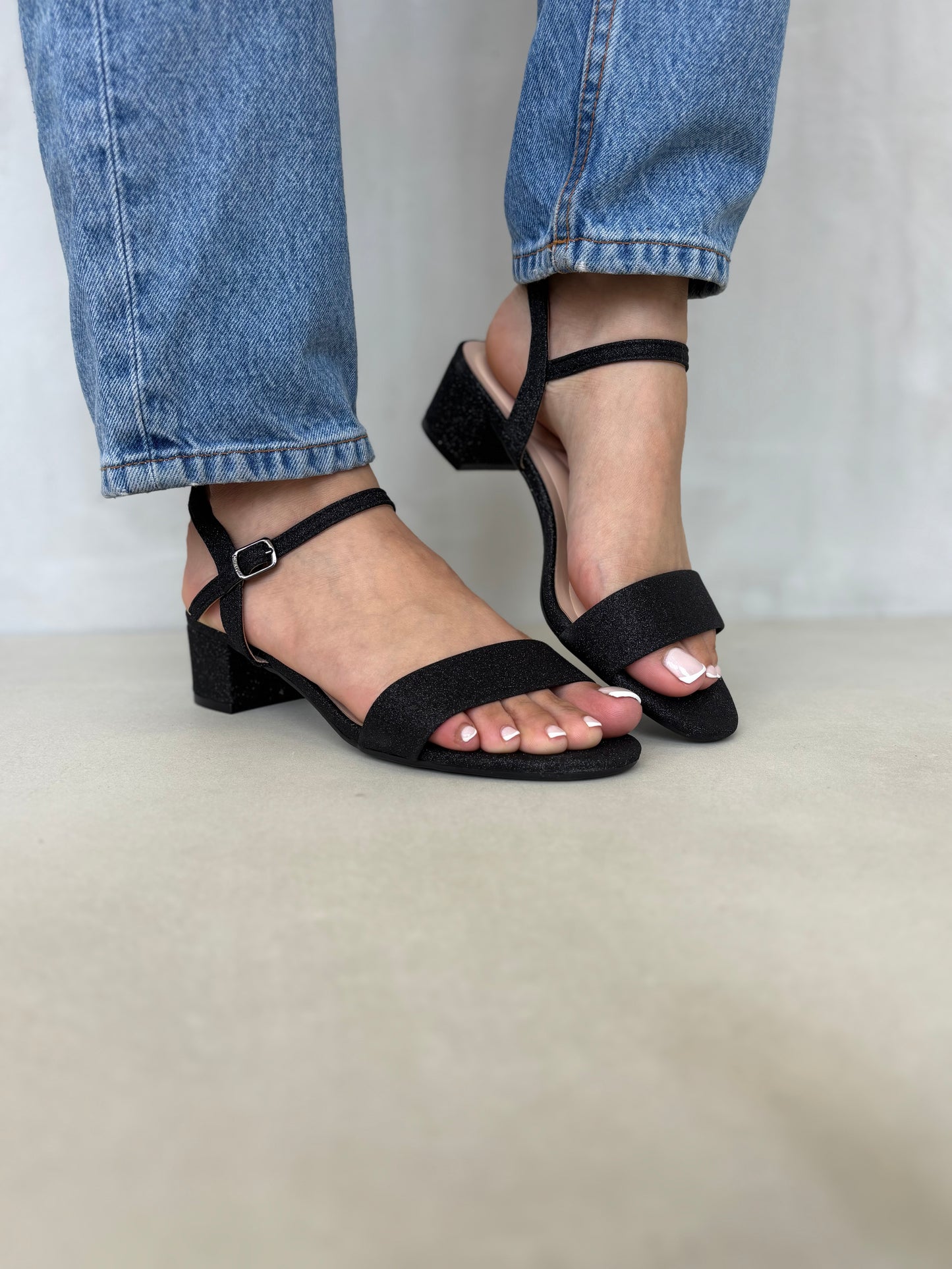 14246 – Sandalias negras con glitter y tacón bajo para dama