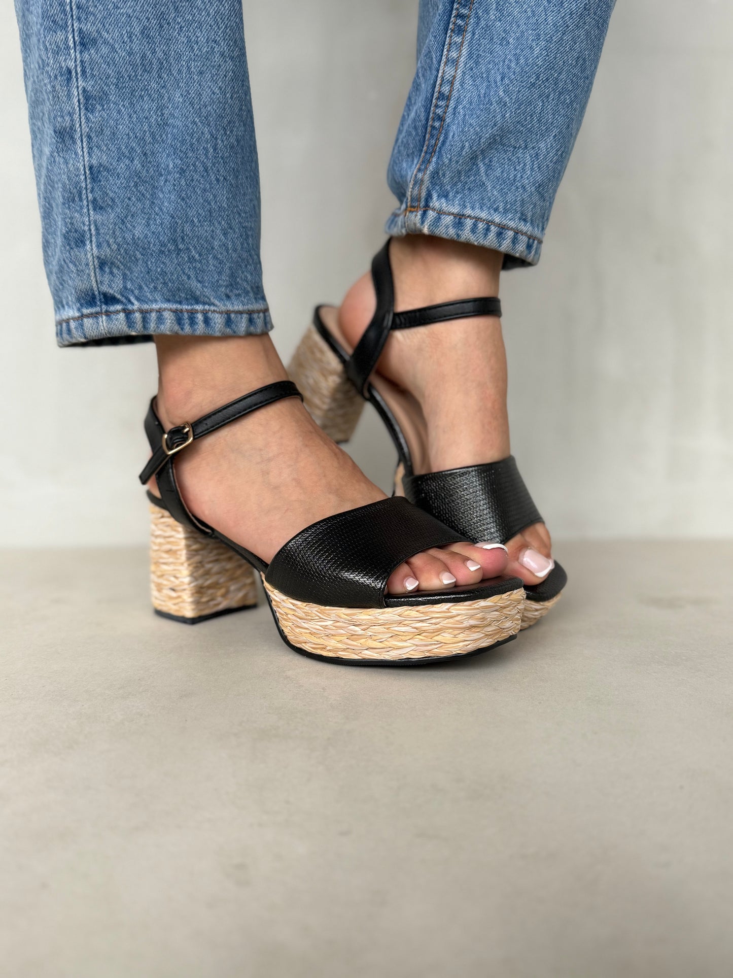 13752 - Sandalias de Tacón con Plataforma – Color Negro con Detalle de Yute