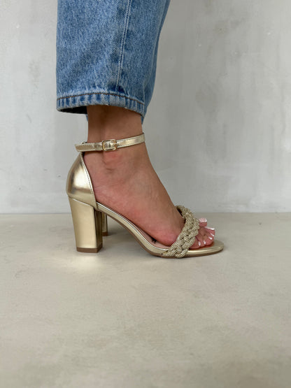 14327 – Sandalias doradas con tiras trenzadas brillantes y tacón alto para dama
