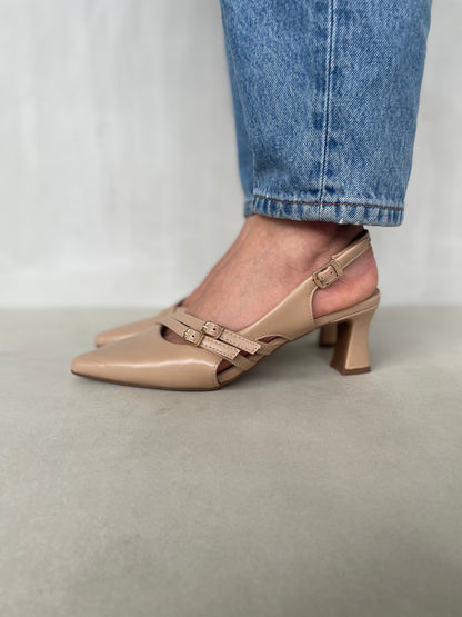 14249 – Zapatos Beige con Tacón Medio y Correas Cruzadas