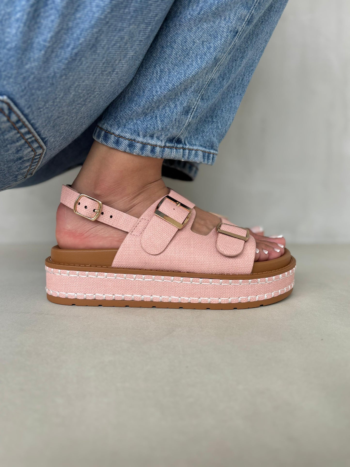 14348 – Sandalias Rosa Viejo con Plataforma Alta y Hebillas Doradas