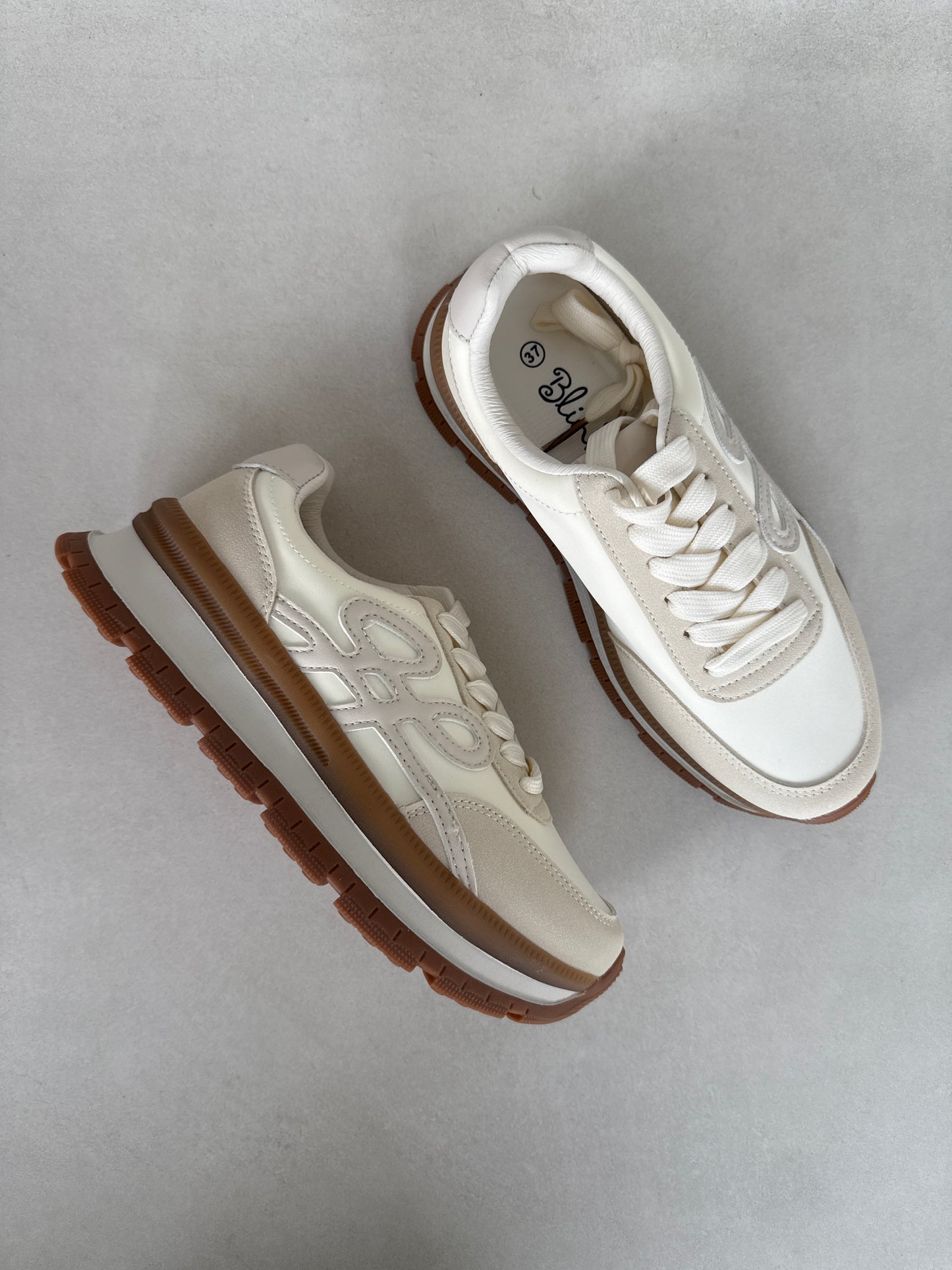 14434 – Zapatillas Beige con Suela Caramelo y Detalles en Textura Mixta