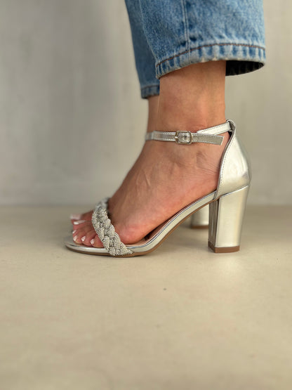 14328 – Sandalias plateadas con tiras trenzadas brillantes y tacón alto para dama