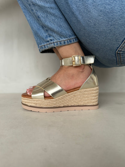 13746 - Sandalias para Mujer en Dorado Champagne con Cuña de Yute