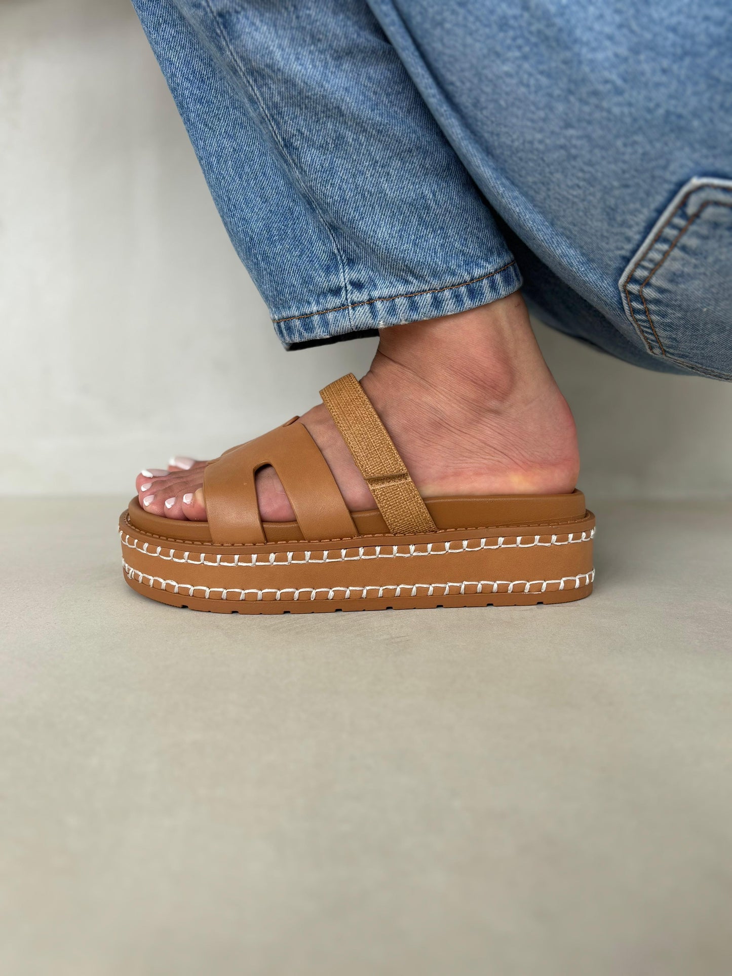 14345 – Sandalias Camel con Plataforma y Detalle Trenzado