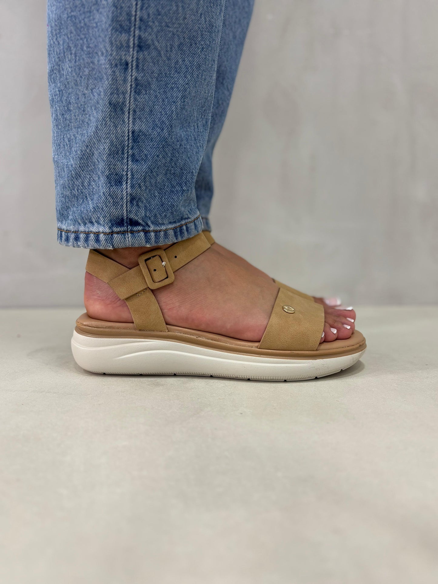 14369 – Sandalias Camel con Plataforma Ligera y Hebilla Ajustable