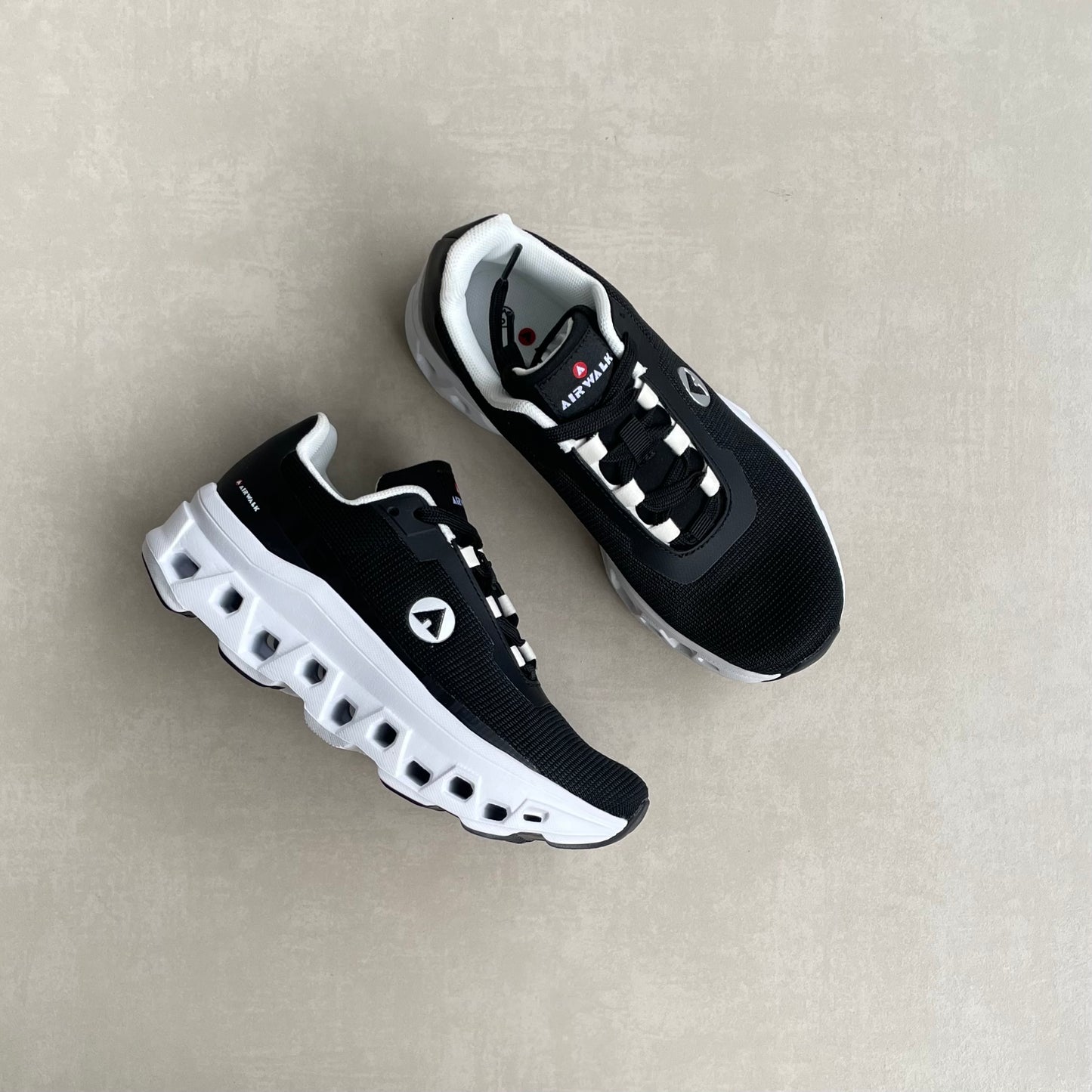 14299 – Tenis Deportivos Negros con Suela Tecnológica y Detalles Blancos