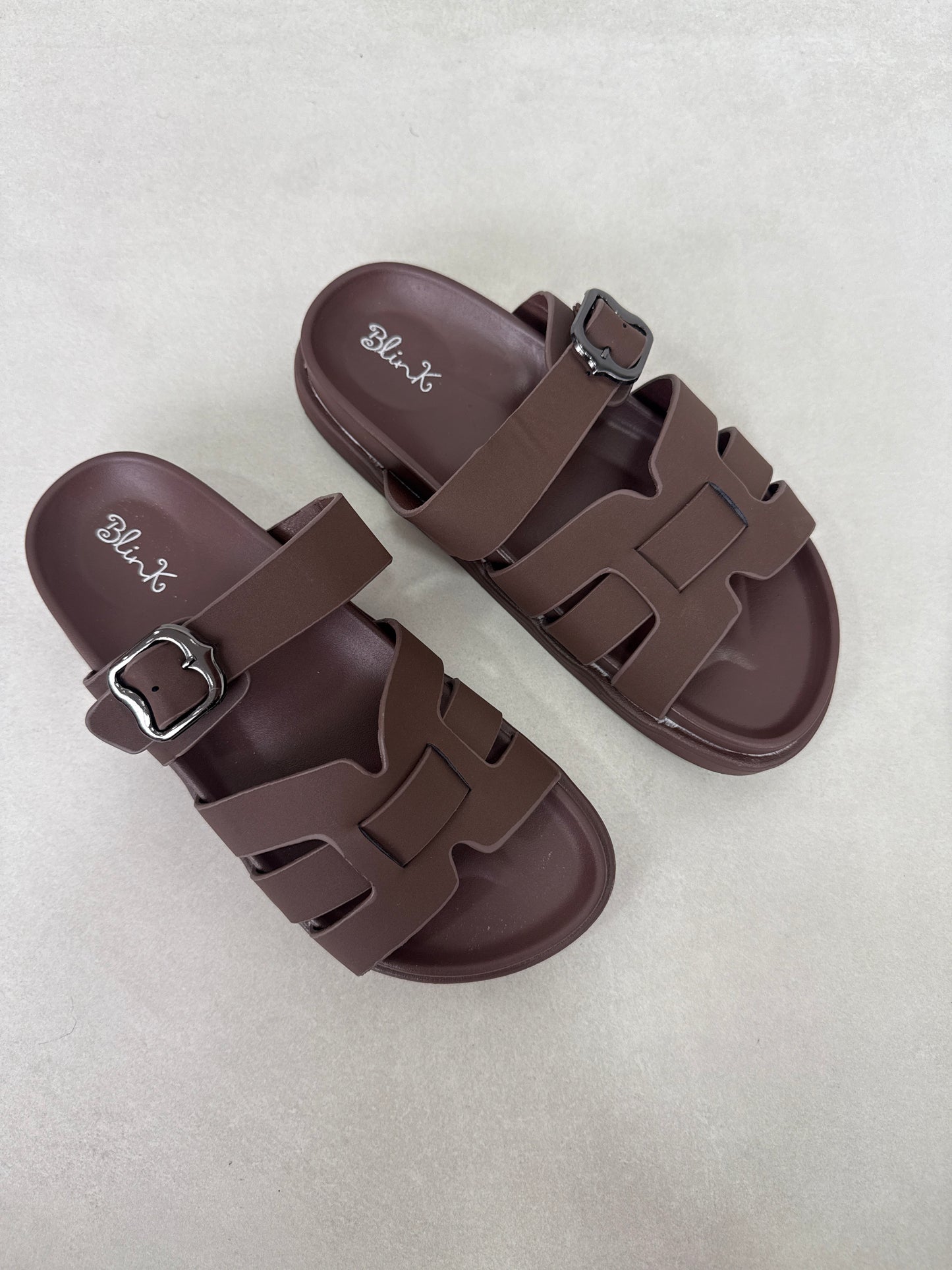 14481 – Sandalias Marrón con Hebilla Plateada y Diseño Entrelazado