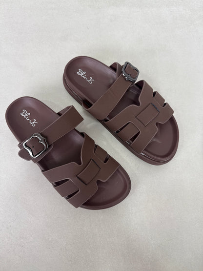 14481 – Sandalias Marrón con Hebilla Plateada y Diseño Entrelazado