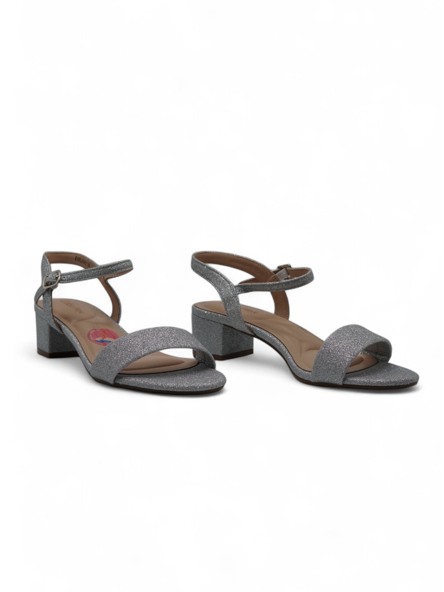 14248 – Sandalias plateadas con glitter y tacón bajo para dama