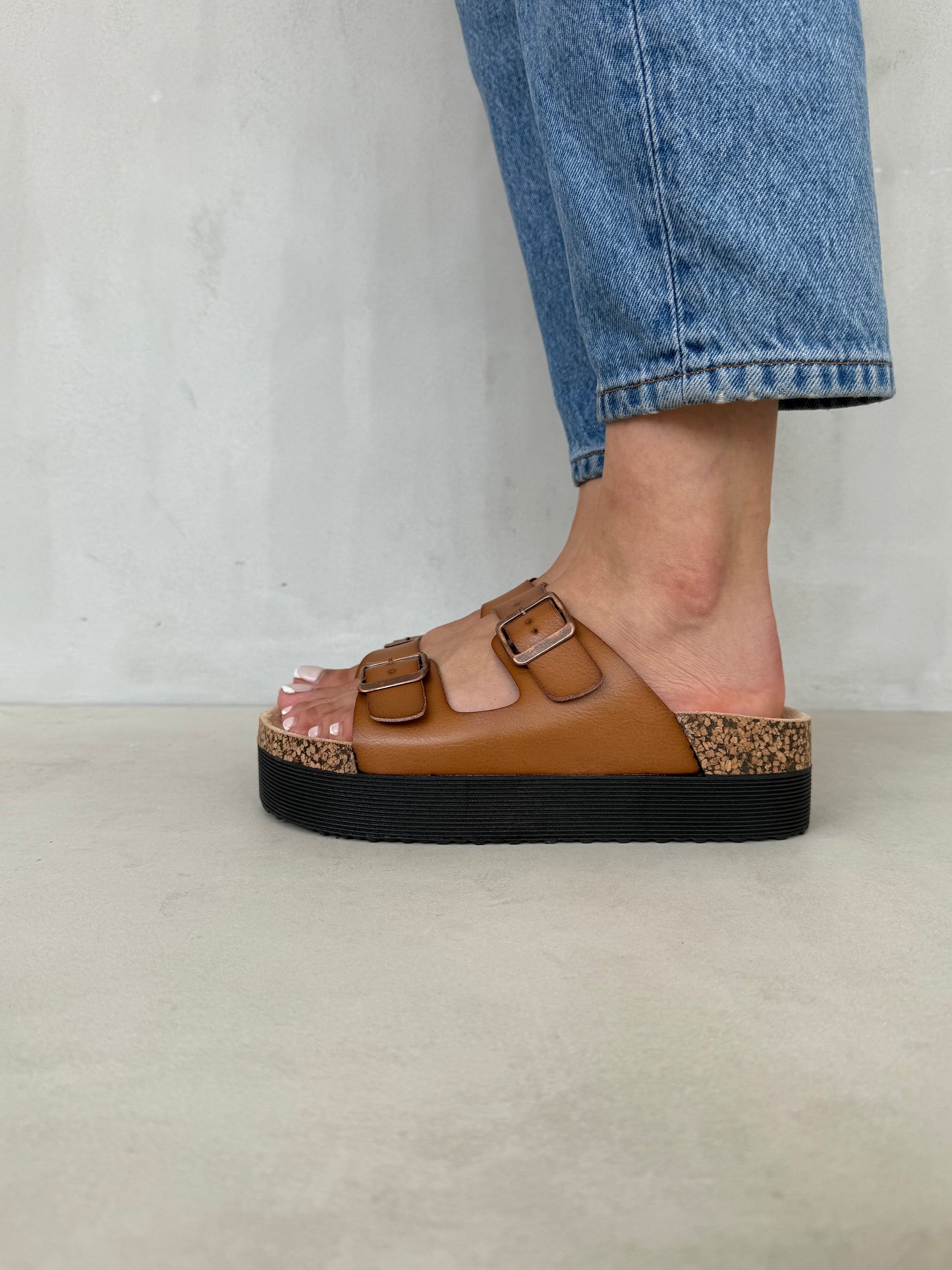 14282 – Sandalias khaki con plataforma y doble hebilla para dama