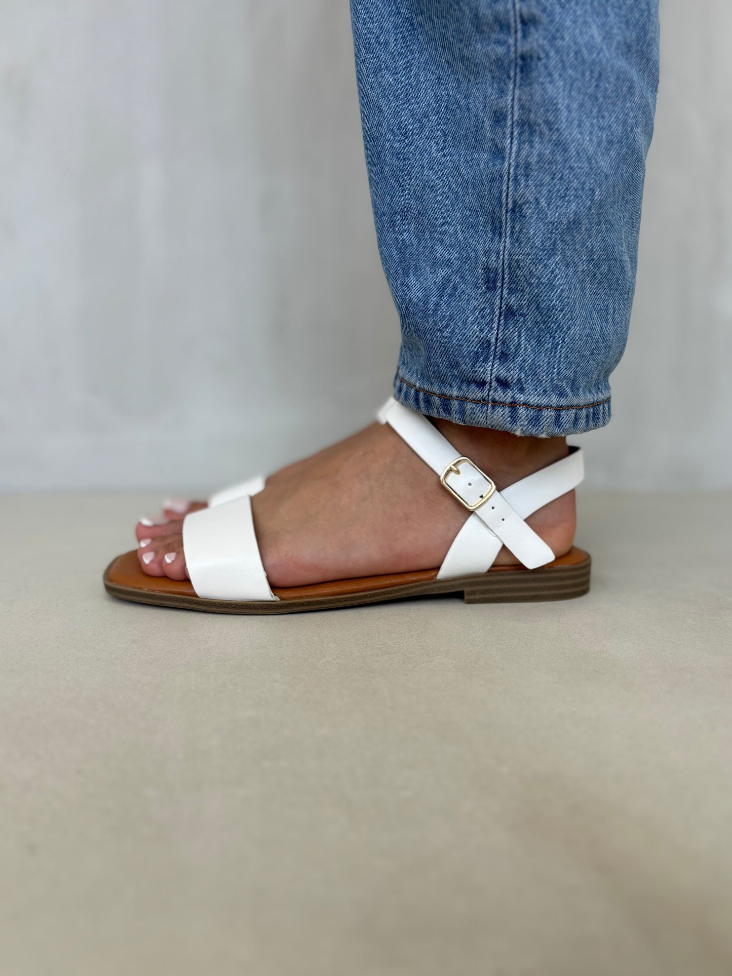 14412 – Sandalias Blancas con Hebilla Dorada y Suela Baja