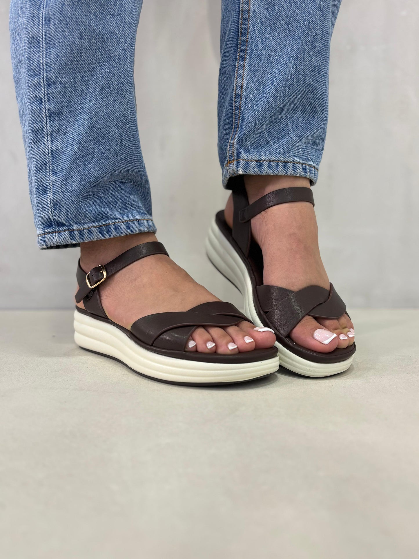 14325 – Sandalias Café con Plataforma Bicolor y Hebilla Ajustable