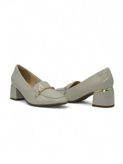 14258 – Zapatos off white de tacón medio con detalle dorado para dama