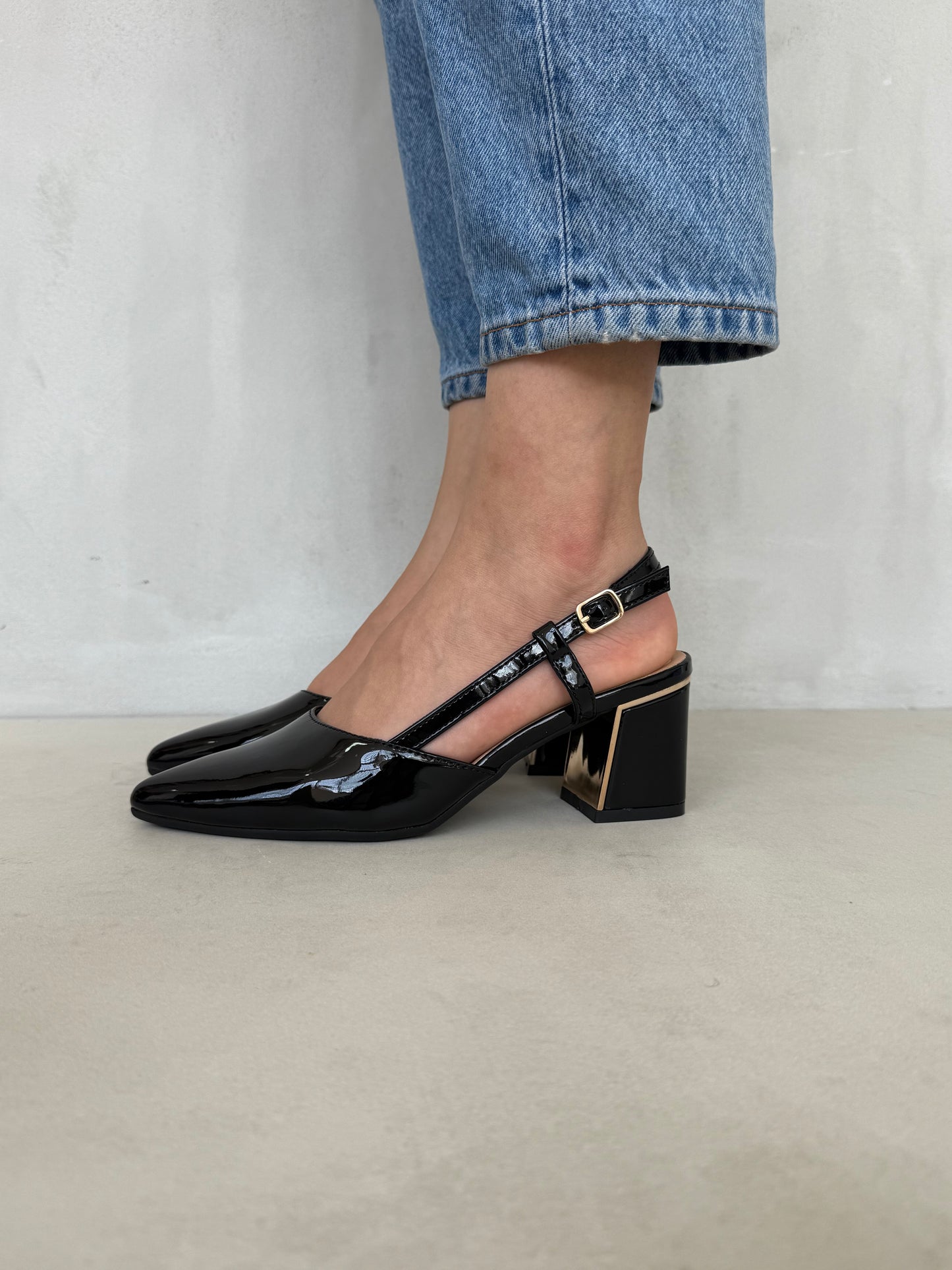 14343 – Zapatos de tacón negro charol con tiras cruzadas para dama