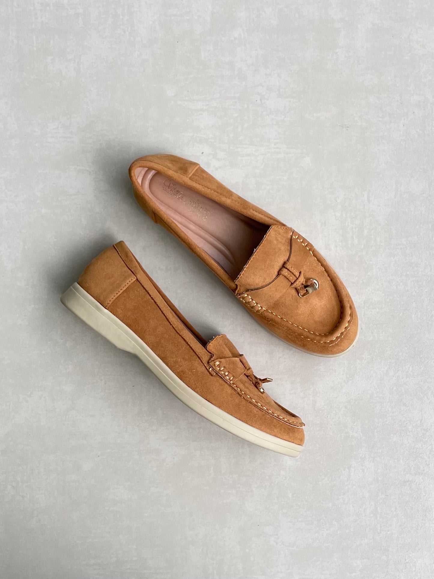 14448 – Mocasines Tan en Gamuza con Detalle Metálico