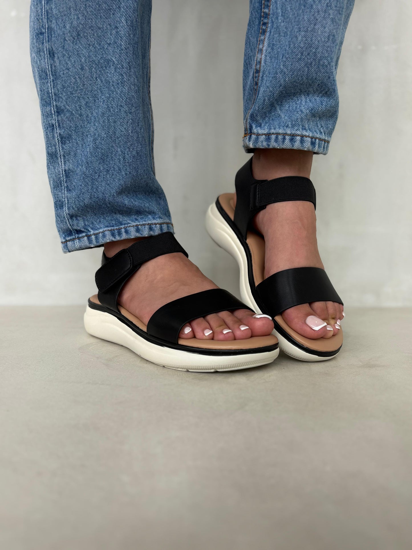 14359 – Sandalias Negras con Plataforma Ergonómica y Cierre de Velcro