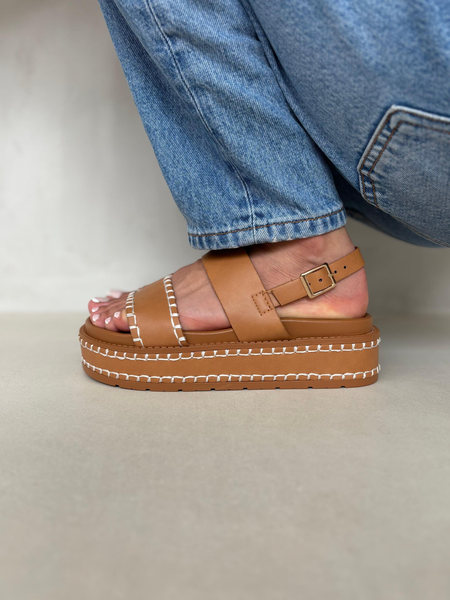 14351 – Sandalias Camel con Plataforma Alta y Detalles de Costura Blanca