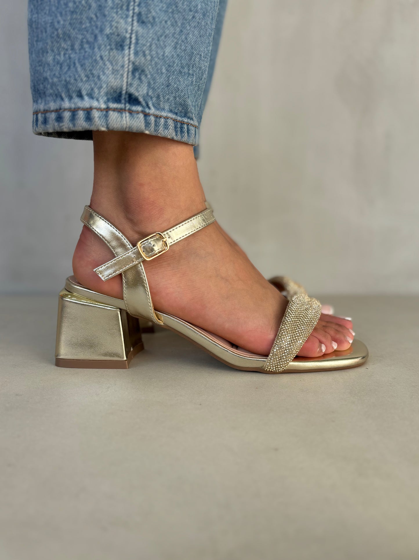 14338 – Sandalias doradas con brillantes y tacón cuadrado para dama