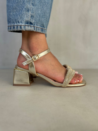 14338 – Sandalias doradas con brillantes y tacón cuadrado para dama