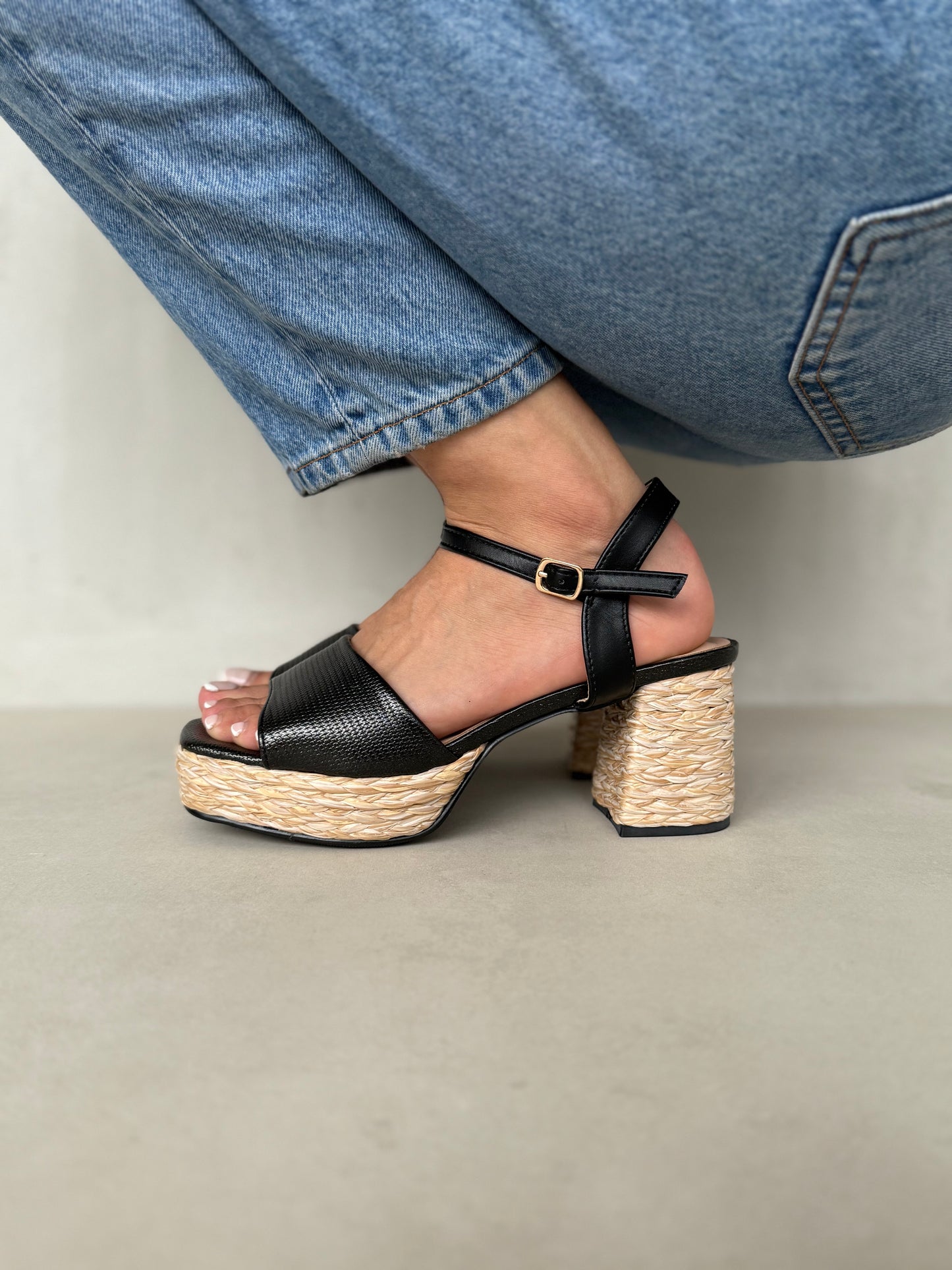 13752 - Sandalias de Tacón con Plataforma – Color Negro con Detalle de Yute