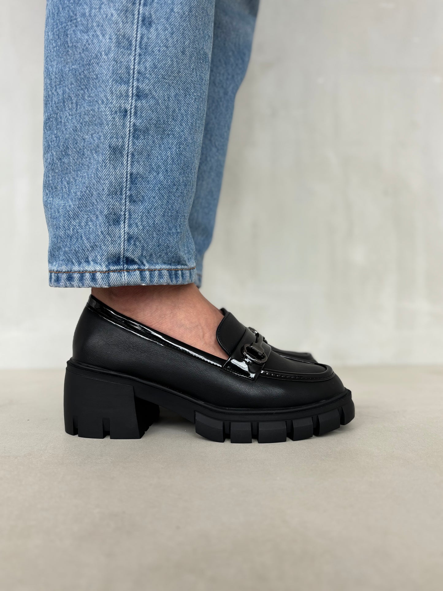 14064 - Mocasines para Mujer en Negro con Plataforma y Herraje Metálico