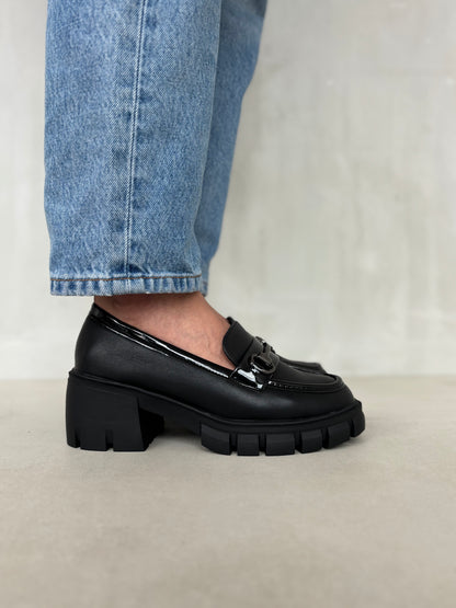 14064 - Mocasines para Mujer en Negro con Plataforma y Herraje Metálico