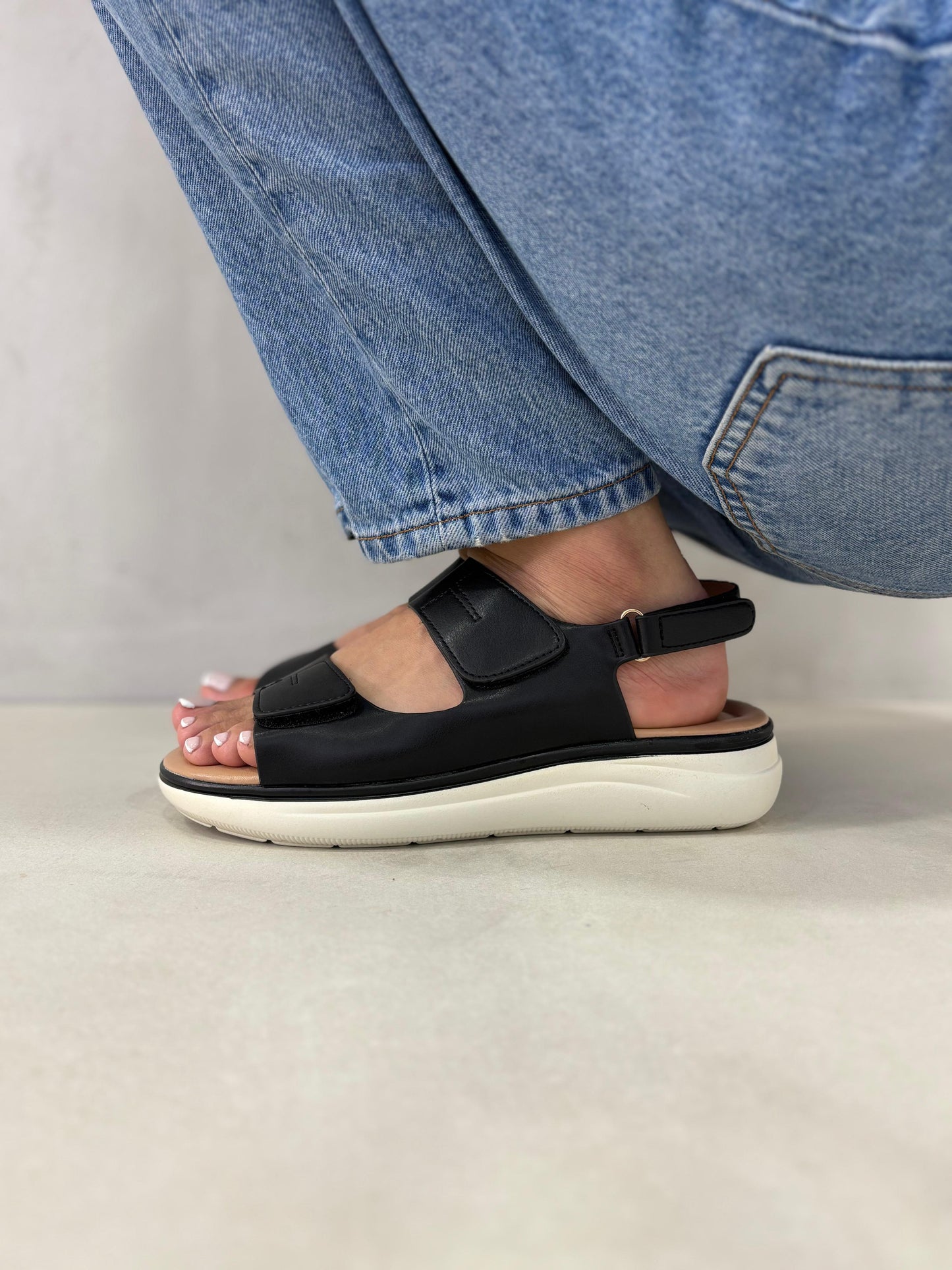 14356 – Sandalias Negras con Plataforma Ergonómica y Cierre Ajustable