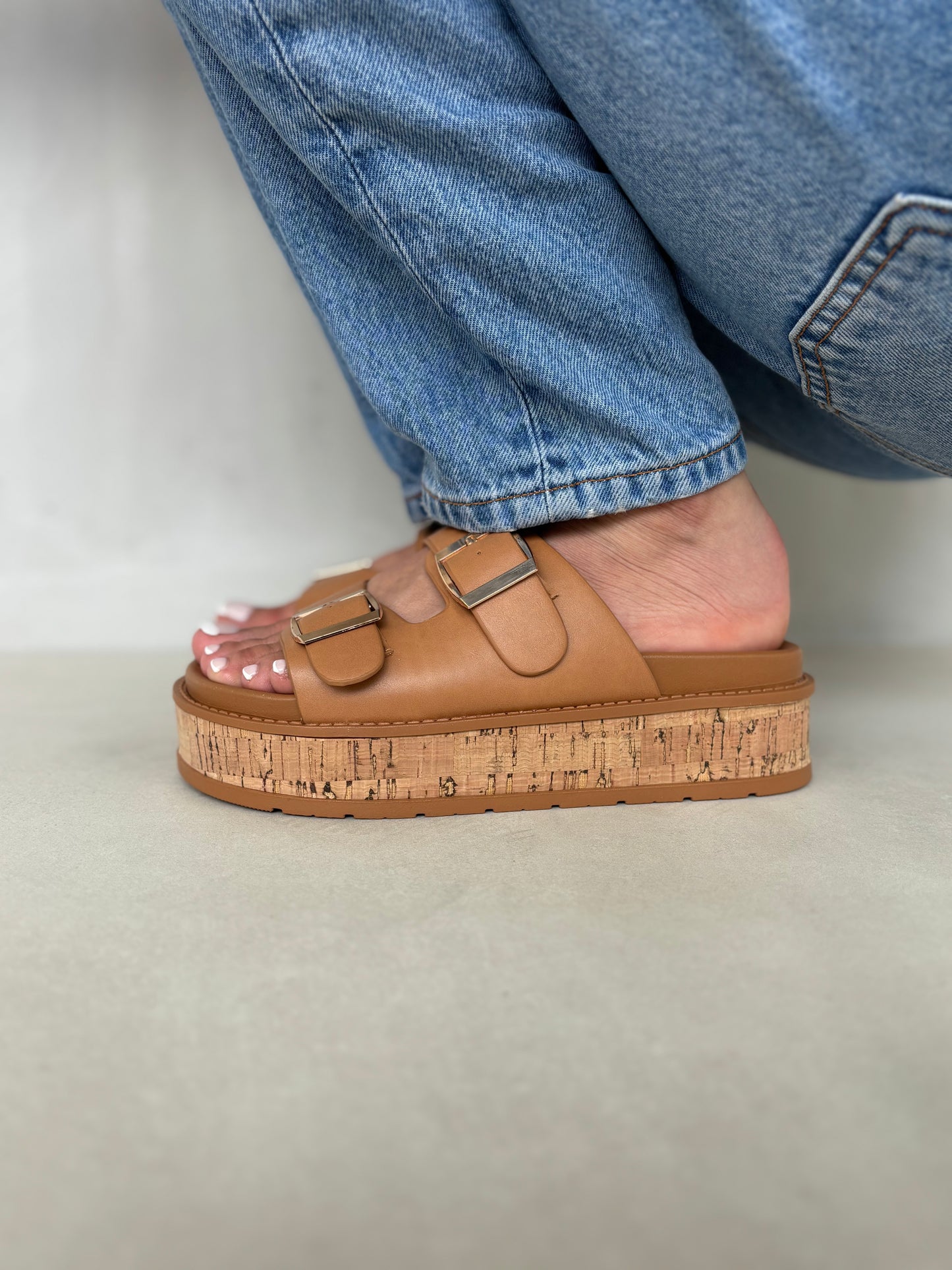 14354 – Sandalias Camel con Plataforma de Corcho y Hebillas Doradas