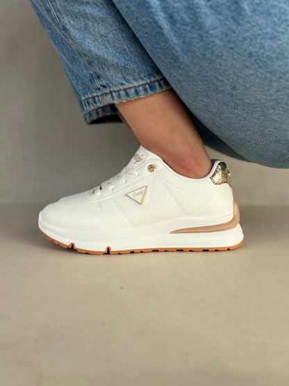 14340 – Zapatillas blancas con detalles dorados para dama