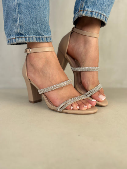 14329 – Sandalias beige con tiras brillantes y tacón alto para dama