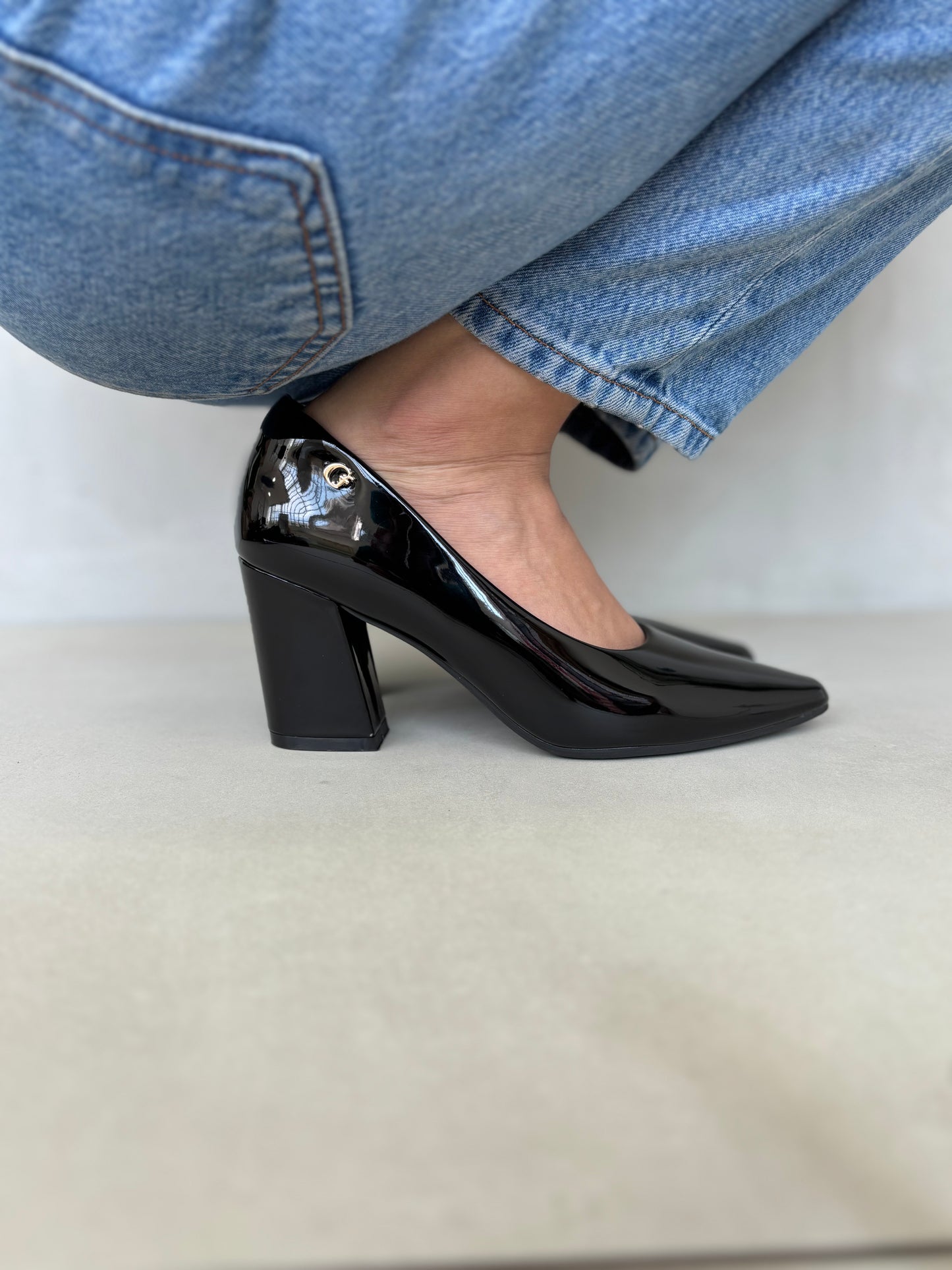 14254 – Zapatos negros de charol con tacón alto cuadrado para dama