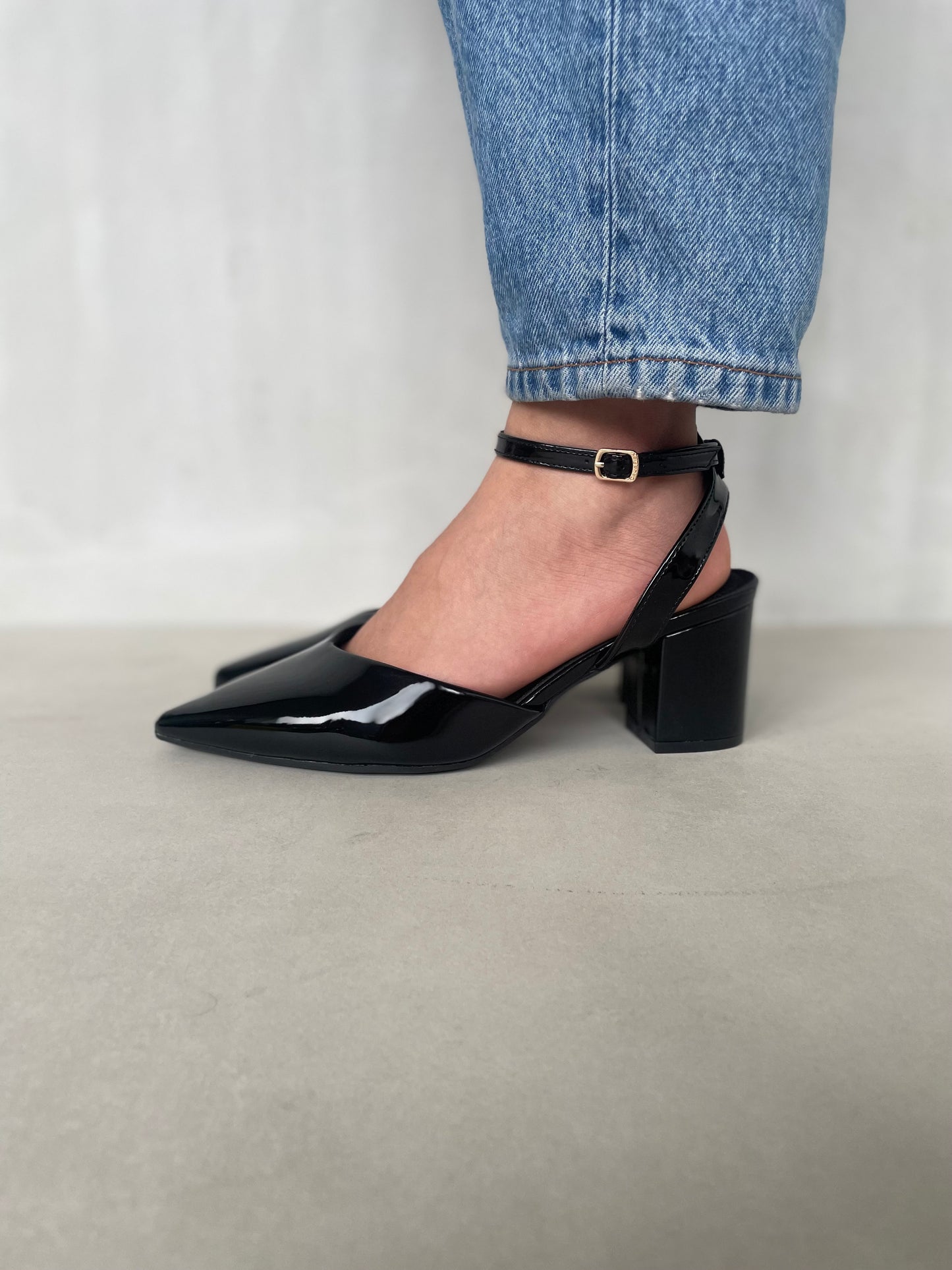 14251 – Zapatos negros de charol con pulsera y tacón cuadrado para dama