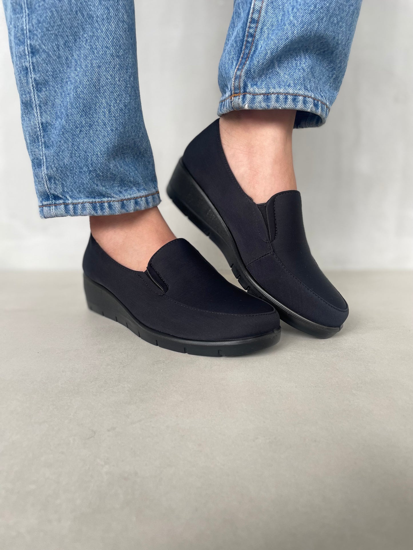 14084 – Zapatos Slip-On Negros Tejidos con Plataforma Ligera