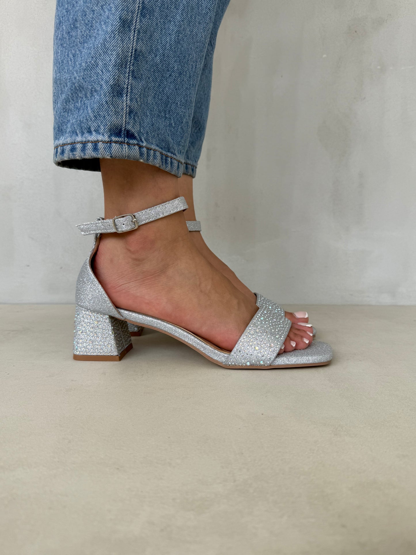 14467 – Sandalias Plateadas de Tacón con Brillos