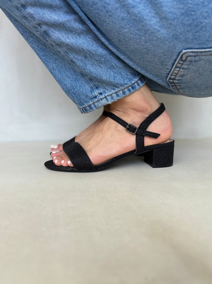 14246 – Sandalias negras con glitter y tacón bajo para dama
