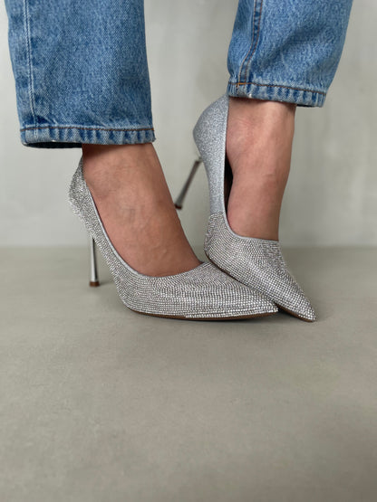14260 – Tacones Plateados con Brillos Finos y Punta Cerrada
