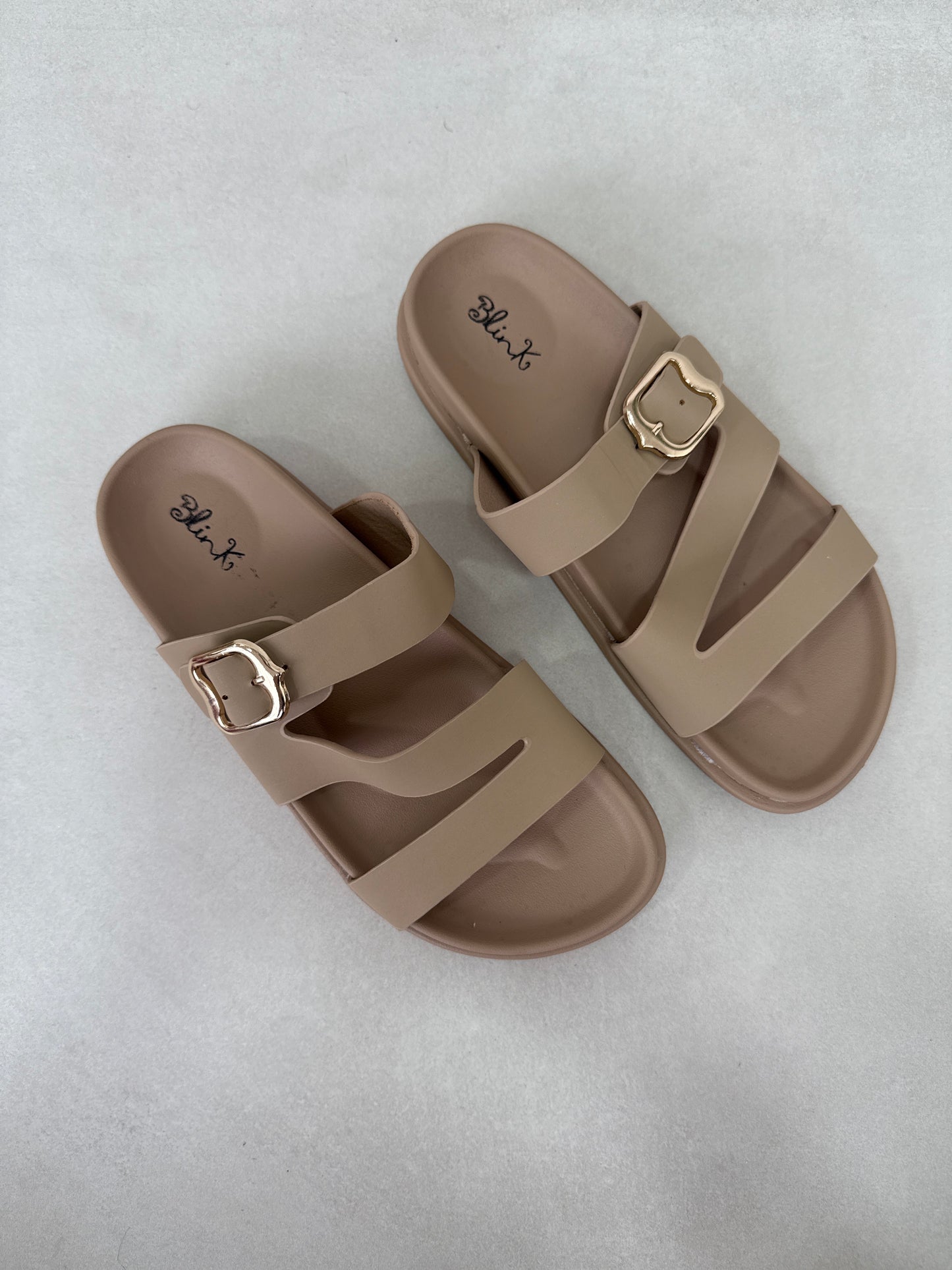 14475 – Sandalias Beige con Hebilla Dorada y Tiras Cruzadas