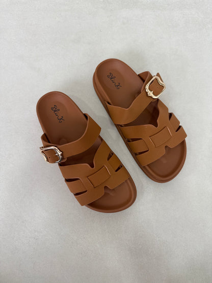 14482 – Sandalias Camel con Hebilla Dorada y Diseño Entrelazado