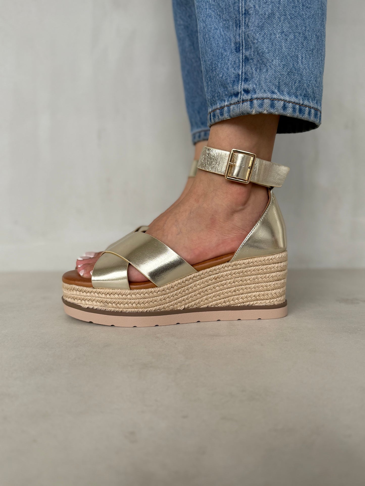 13746 - Sandalias para Mujer en Dorado Champagne con Cuña de Yute