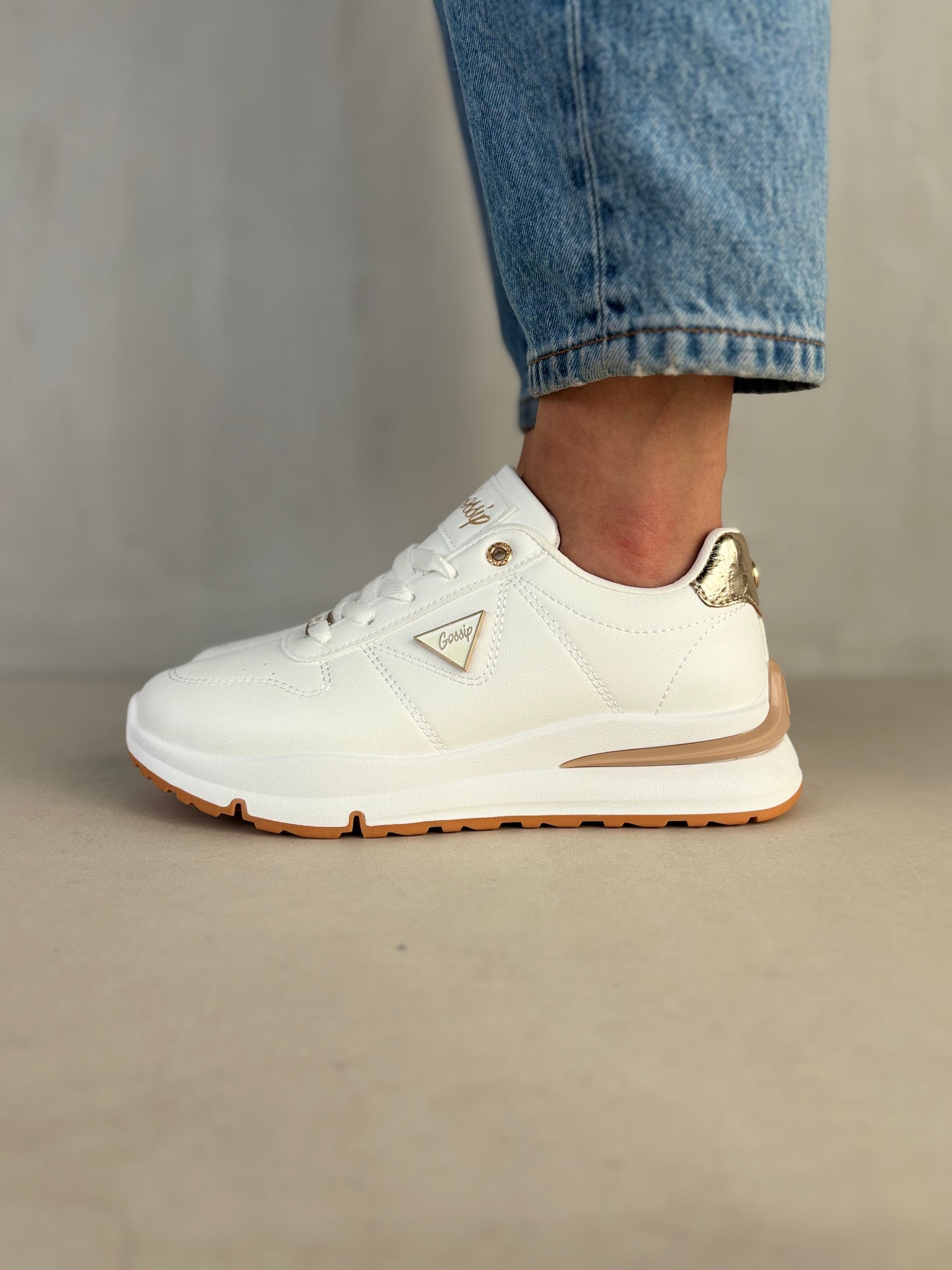 14340 – Zapatillas blancas con detalles dorados para dama